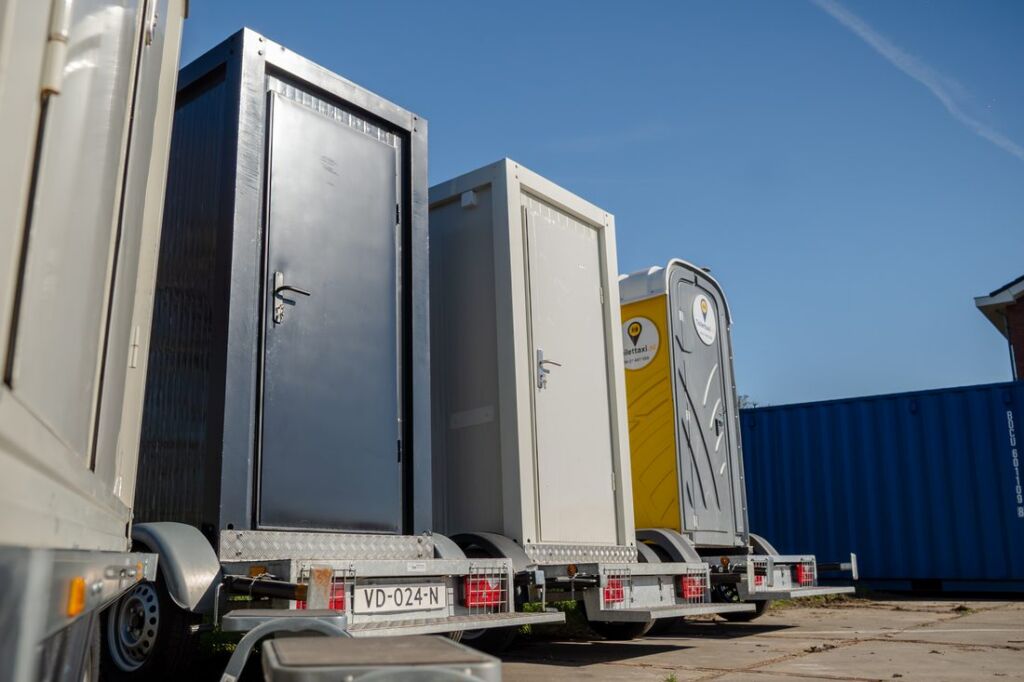 Waarom een toiletwagen huren voor een bouwproject verstandig is
